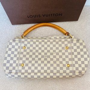 Louis Vuitton Artsy MM bag
